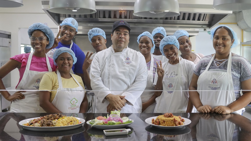 El Chef Pedro Herenández junto a los y las estudiantes en el Centro Superación Gastonómica Supérate de Boca Chica