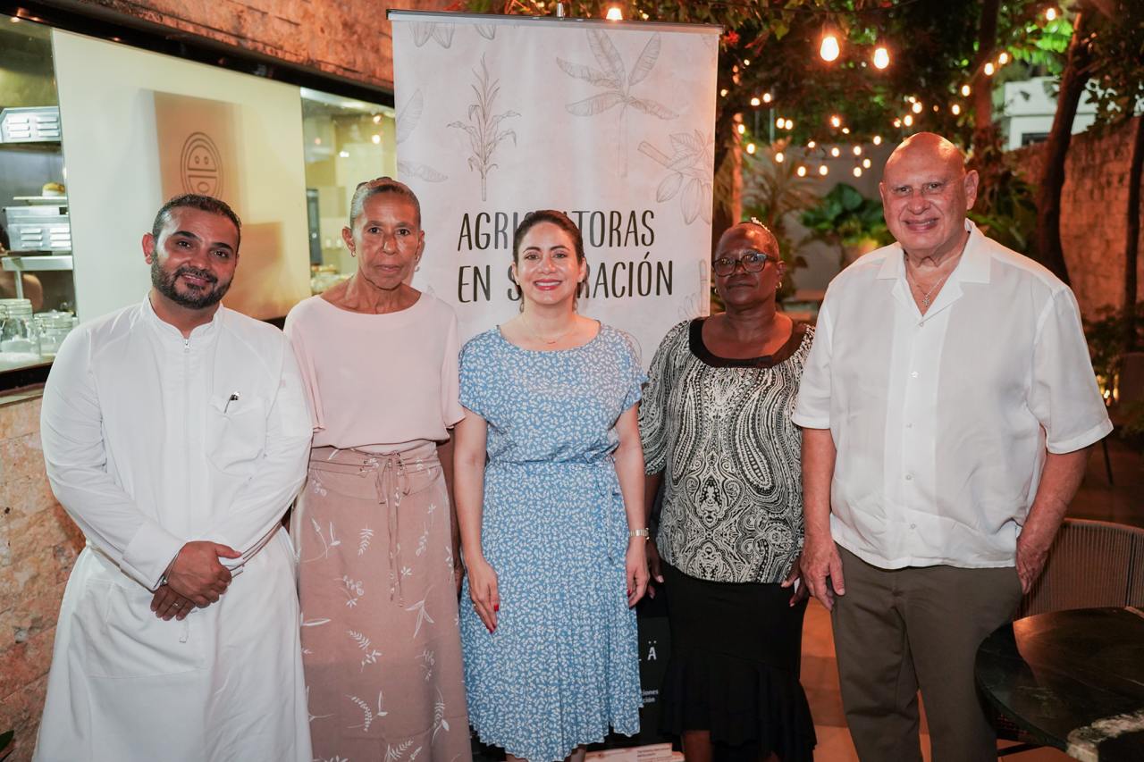 El chef Saverio Stassi, Pascuala Monegro, Gloria Reyes, Felicia Hilario y el senador Pedro Catrain durante la velada realizada en el restaurante Ajualá