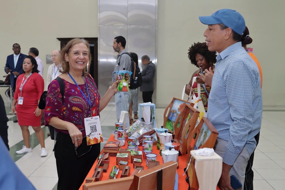 Manos Dominicanas expone y comercializa artesanías en congreso ALAS RD CARIBE 2024