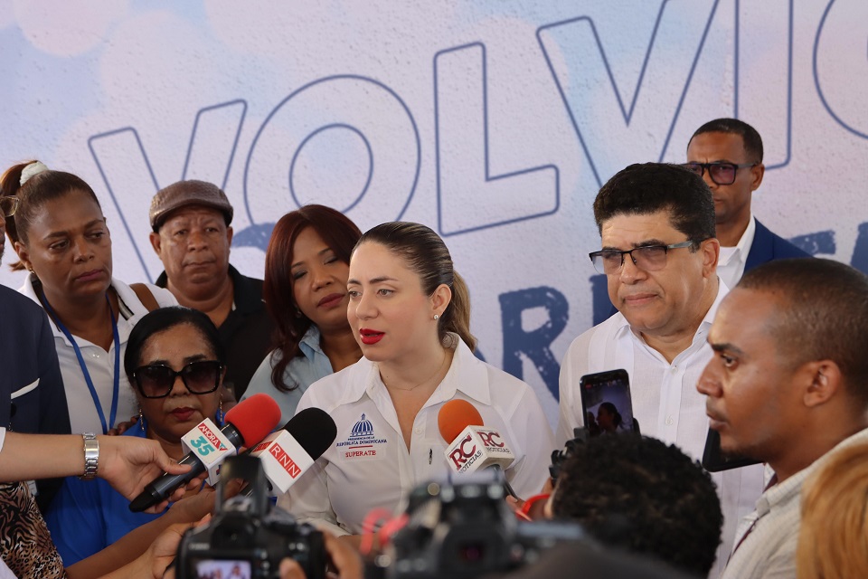 La directora general de Supérate, Gloria Reyes, explica a medios de comunicación el proceso de entrega del Bono Navideño en SDE.